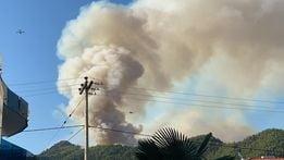 Incendiu în insula Thassos: Sute de pompieri, şase avioane şi şase elicoptere intervin pentru stingerea flăcărilor 784324