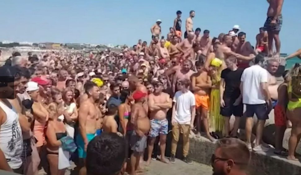 Zeci de oameni s-au strâns pe plaja din Costineşti să vadă cum e scos trupul tânărului de 21 ani din apă