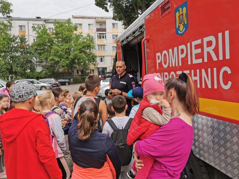 Peste 200 de copii au fost învătaţi cum să salveze vieţi. Pompierii au mers în școlile de vară din Botoşani  784743
