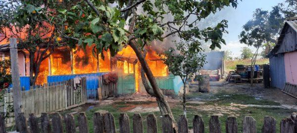 "Să o privim ca un semn" | Icoană a Sfintei Maria, găsită intactă după un incendiu care a distrus complet o casă din Botoşani 784716