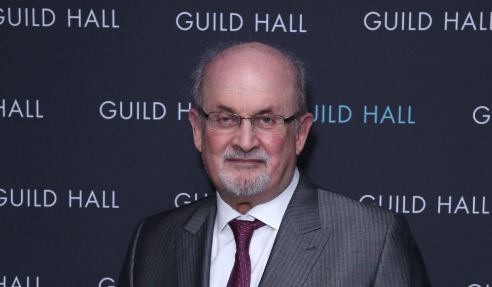 Scriitorul Salman Rushdie, autorul "Versetelor Satanice", atacat și înjunghiat în New York | Fostul lider suprem al Iranului a cerut asasinarea sa
