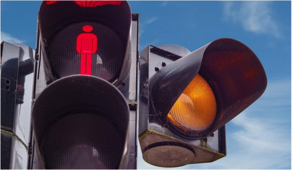 Schimbare în Codul Rutier: Şoferii din Bucureşti vor întâlni un nou tip de marcaj care îi va obliga să oprească cu trei metri înainte de semafor