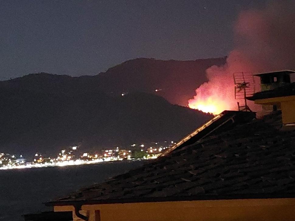 Alertă în Thassos! Pădurile s-au reaprins şi au fost cuprinse de flăcări uriaşe 784840