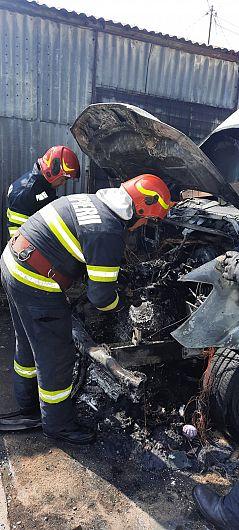 Autoutilitară făcută scrum într-un incendiu produs într-un atelier auto din Focșani 784900