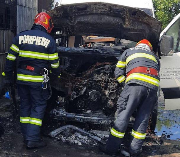Autoutilitară făcută scrum într-un incendiu produs într-un atelier auto din Focșani 784901