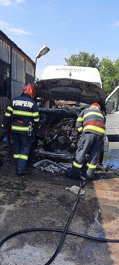 Autoutilitară făcută scrum într-un incendiu produs într-un atelier auto din Focșani 784902