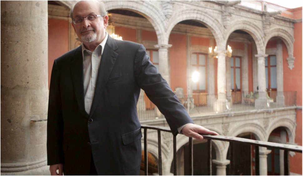 Date de ultimă oră desprea starea scriitorului Salman Rushdie: Este conectat la ventilator și nu poate vorbi