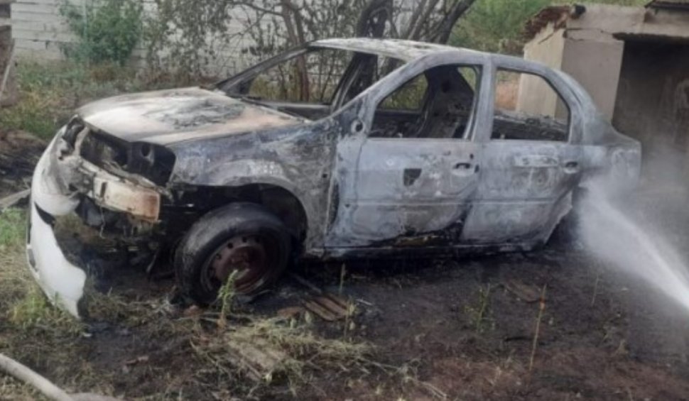 Maşină făcută scrum, după ce mai mulţi copii s-au jucat cu focul într-o localitate din Piteşti