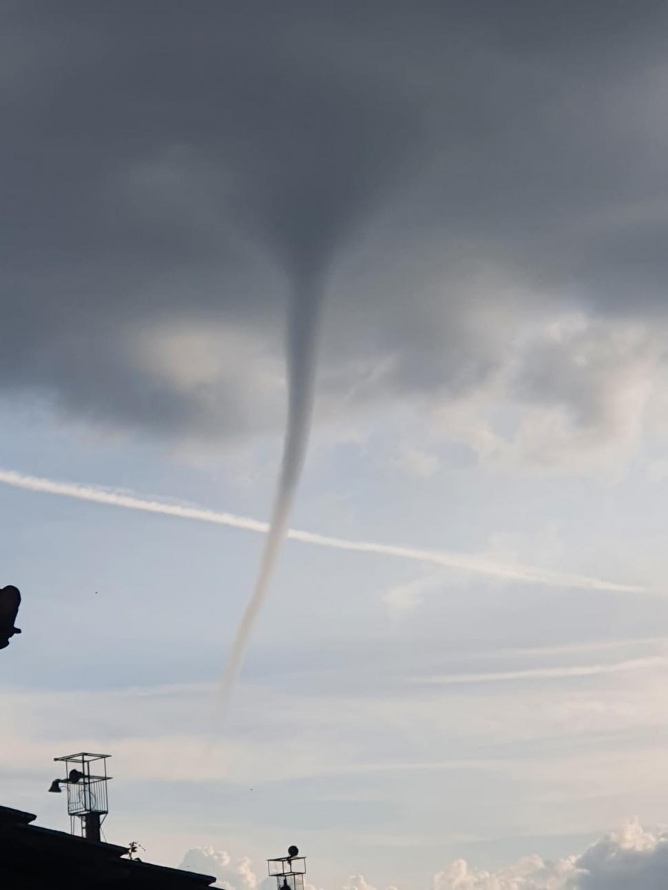 Mini-tornadă surprinsă în Miercurea Ciuc. Cod galben de ploi şi vijelii în Harghita 784910