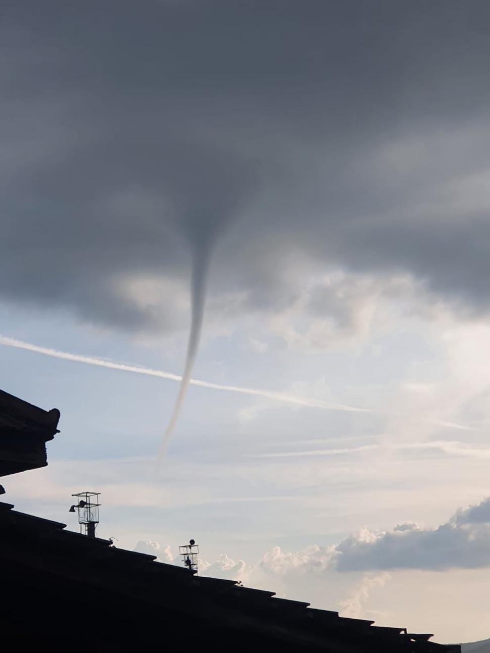 Mini-tornadă surprinsă în Miercurea Ciuc. Cod galben de ploi şi vijelii în Harghita 784911