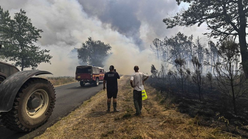 Pompierii români se luptă cu incendiile din Franţa: "Există riscul ca focarele să se reaprindă!"
