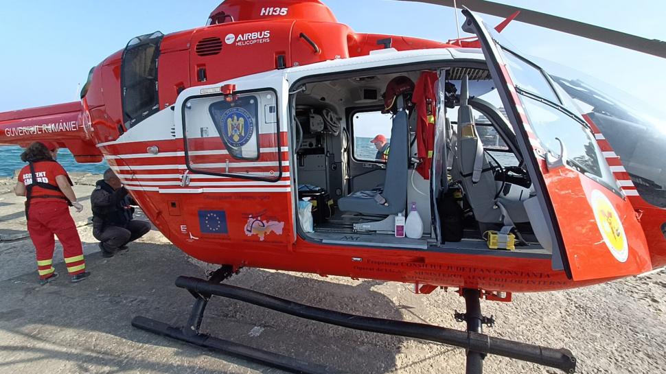 Incident grav în Costineşti. Un turist s-a ales cu răni la coloană în timpul unei sărituri de pe mal. Intervine elicopterul SMURD 784879