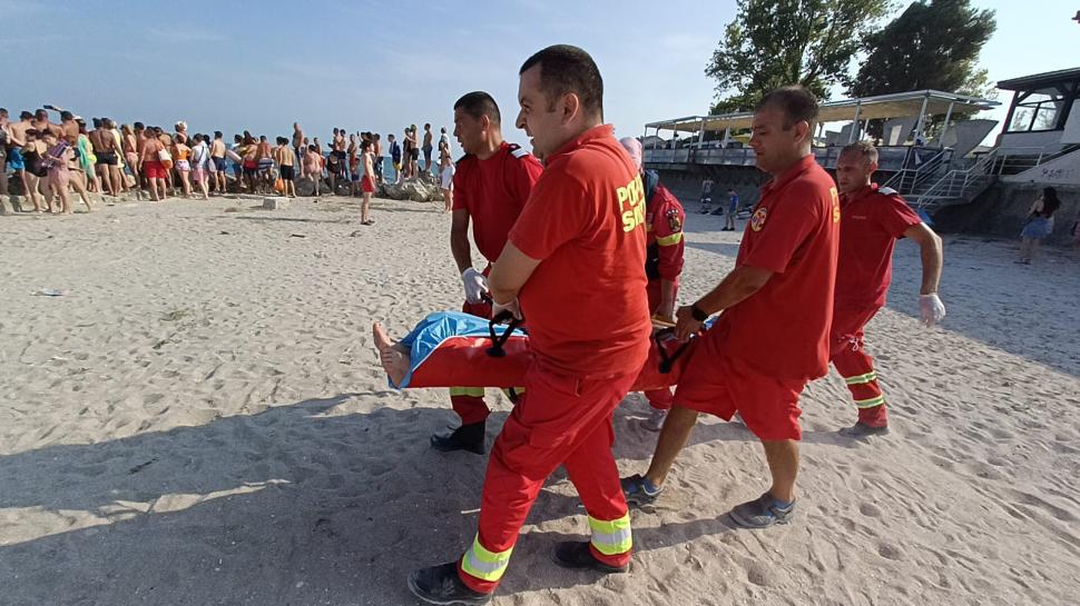 Incident grav în Costineşti. Un turist s-a ales cu răni la coloană în timpul unei sărituri de pe mal. Intervine elicopterul SMURD 784880