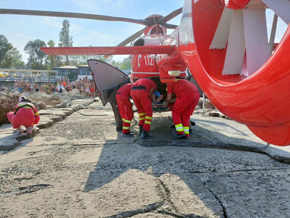 Incident grav în Costineşti. Un turist s-a ales cu răni la coloană în timpul unei sărituri de pe mal. Intervine elicopterul SMURD 784881