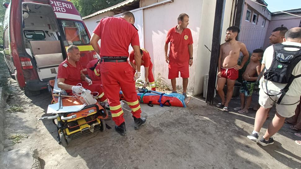 Incident grav în Costineşti. Un turist s-a ales cu răni la coloană în timpul unei sărituri de pe mal. Intervine elicopterul SMURD 784882