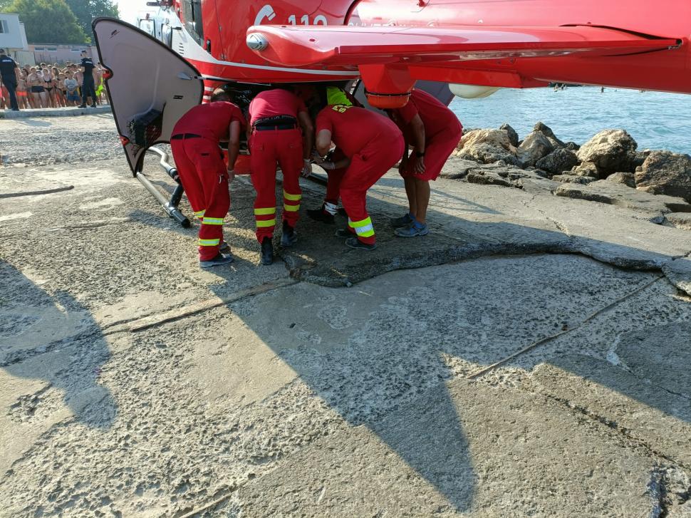 Incident grav în Costineşti. Un turist s-a ales cu răni la coloană în timpul unei sărituri de pe mal. Intervine elicopterul SMURD 784883