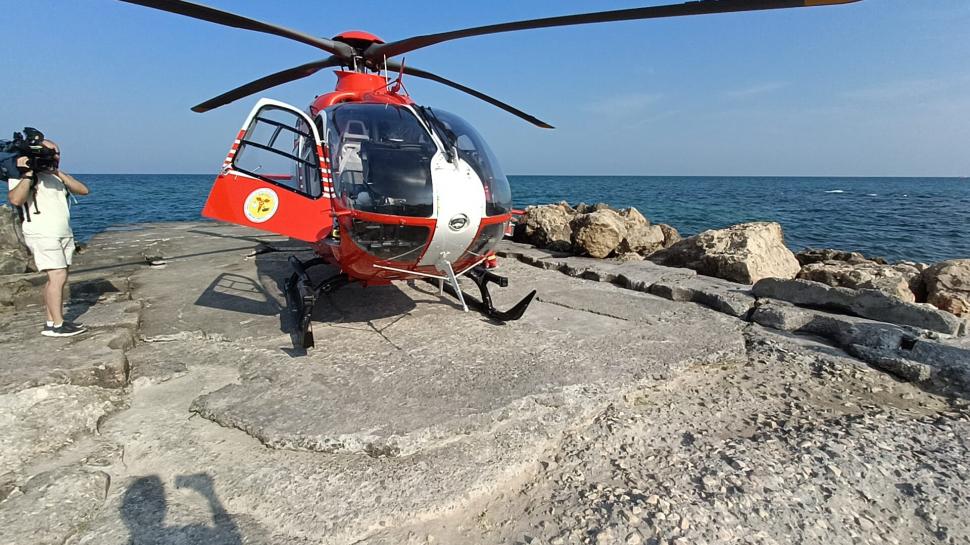 Incident grav în Costineşti. Un turist s-a ales cu răni la coloană în timpul unei sărituri de pe mal. Intervine elicopterul SMURD 784884