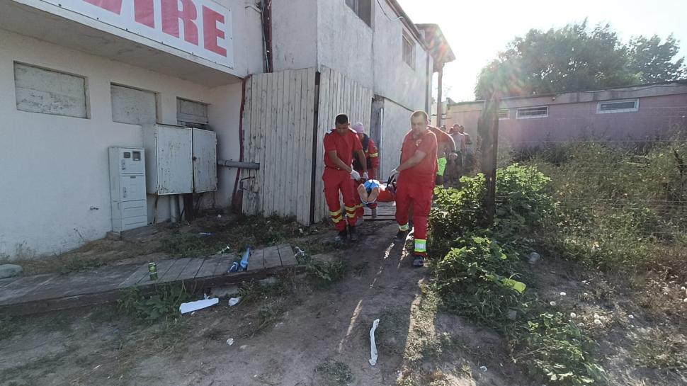 Incident grav în Costineşti. Un turist s-a ales cu răni la coloană în timpul unei sărituri de pe mal. Intervine elicopterul SMURD 784886
