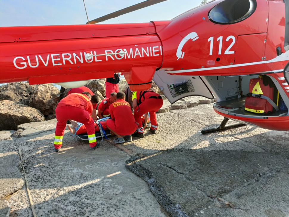 Incident grav în Costineşti. Un turist s-a ales cu răni la coloană în timpul unei sărituri de pe mal. Intervine elicopterul SMURD 784887