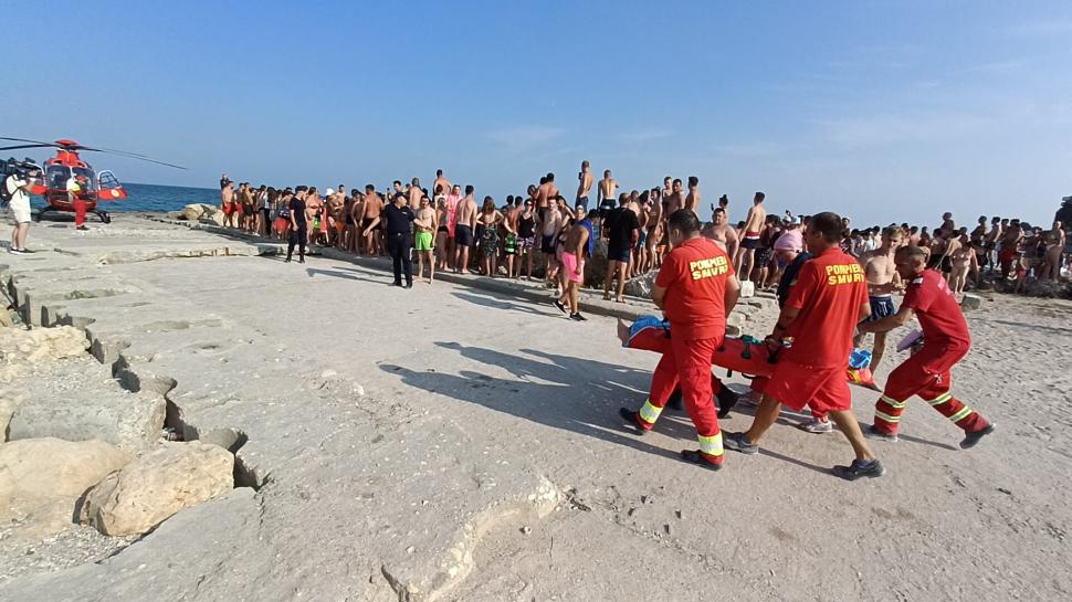Incident grav în Costineşti. Un turist s-a ales cu răni la coloană în timpul unei sărituri de pe mal. Intervine elicopterul SMURD 784888