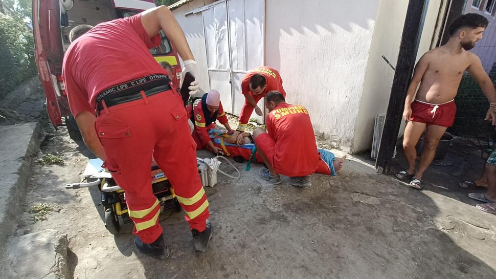 Incident grav în Costineşti. Un turist s-a ales cu răni la coloană în timpul unei sărituri de pe mal. Intervine elicopterul SMURD 784889