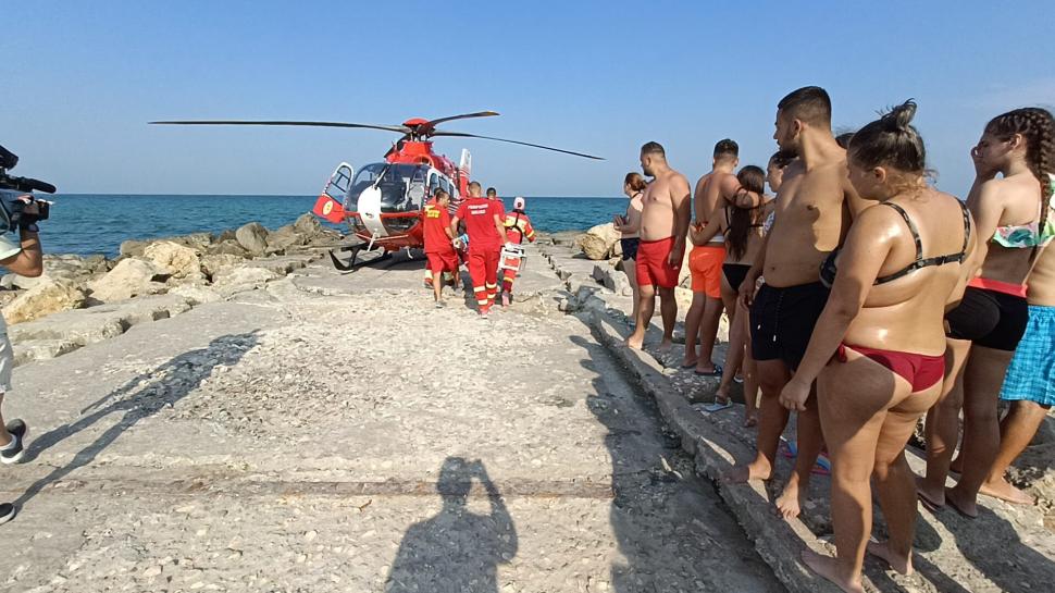 Incident grav în Costineşti. Un turist s-a ales cu răni la coloană în timpul unei sărituri de pe mal. Intervine elicopterul SMURD 784890