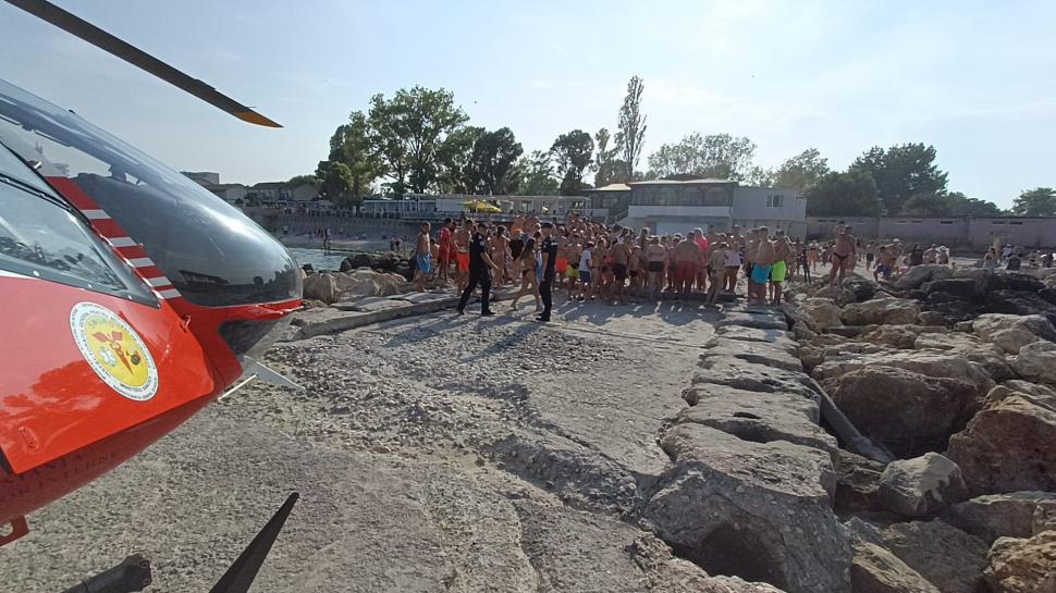 Incident grav în Costineşti. Un turist s-a ales cu răni la coloană în timpul unei sărituri de pe mal. Intervine elicopterul SMURD 784891