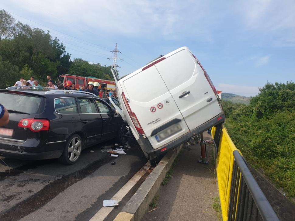 Accident cumplit la Teişani, Prahova. Un bărbat a murit, iar alte 9 persoane sunt rănite 785023
