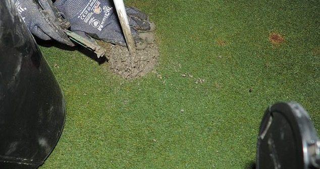 Activiștii francezi au umplut cu ciment găurile unui teren de golf în semn de protest 785048