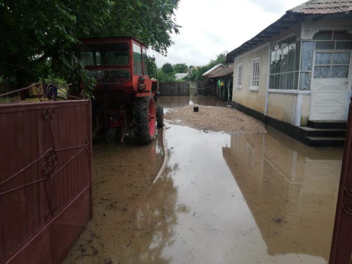 Urgia naturii a făcut prăpăd în Olt după o furtună de cod roşu. Localnicii au primit mesaj Ro-Alert 785009