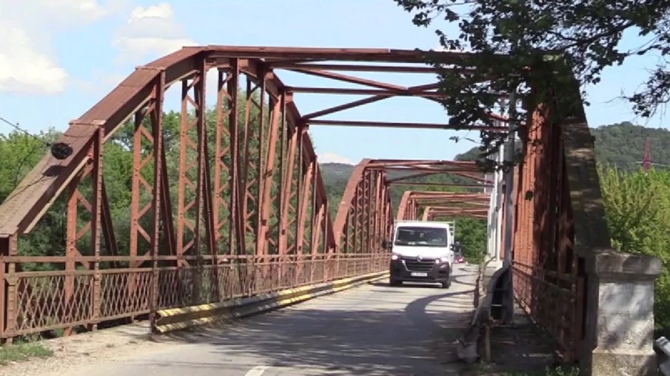 Restricţii de circulaţie din cauza stării avansate de degradare a unui pod din judeţul Mureş. Oamenii ar putea ocoli 100 de kilometri