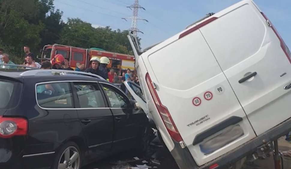 Val de accidente rutiere în minivacanța de Sfântă Mărie | Zeci de oameni grav răniți