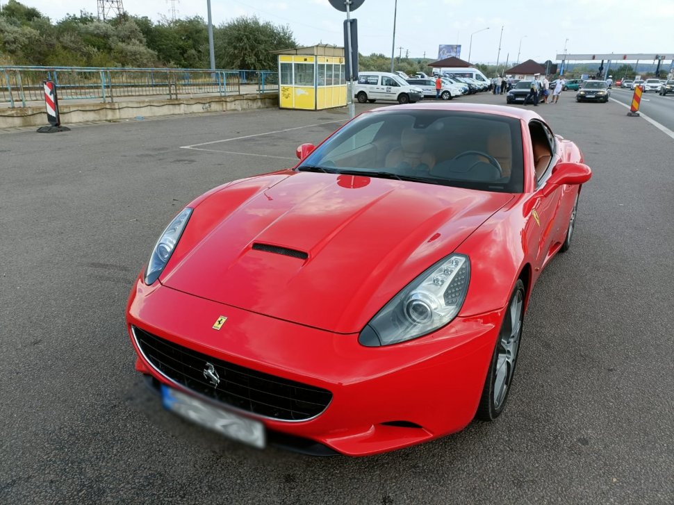 Ferrari de 100.000 de euro, prins fără ITP pe Autostrada Soarelui