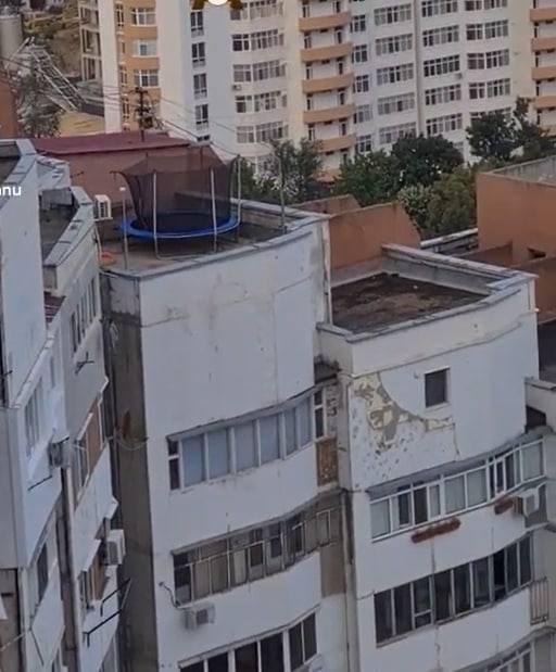 Trambulină pentru copii, montată pe acoperișul unui bloc cu 17 etaje, în Chişinău | Reacţia poliţiei şi a părinţilor 785189