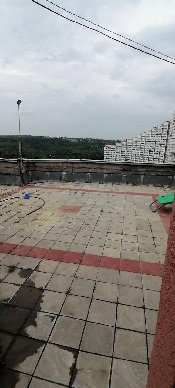 Trambulină pentru copii, montată pe acoperișul unui bloc cu 17 etaje, în Chişinău | Reacţia poliţiei şi a părinţilor 785190