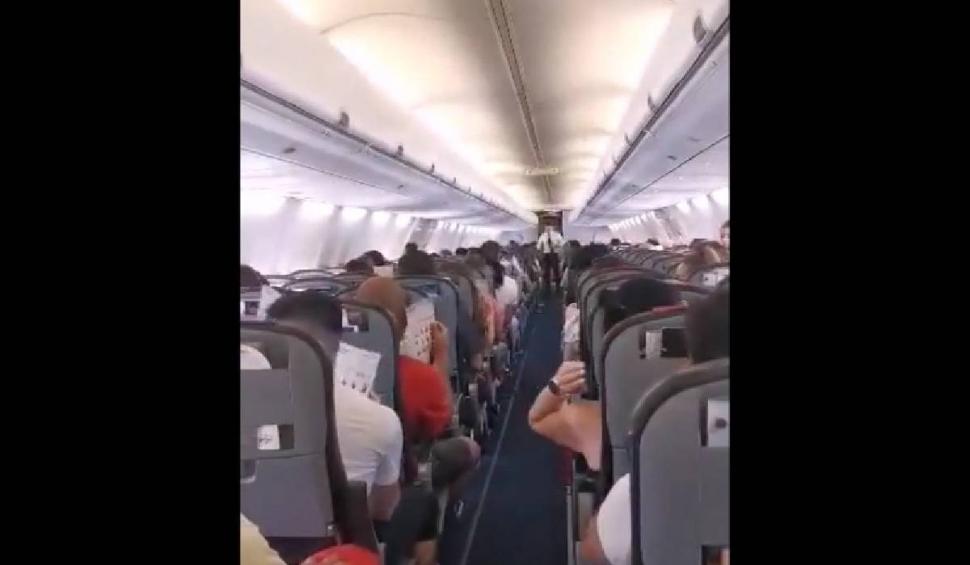 Români care zburau spre Grecia în vacanță, ținuți la 40 de grade în avion | "Ce idiot ia deciziile de a ține oamenii pe o așa caniculă închiși?” 785082
