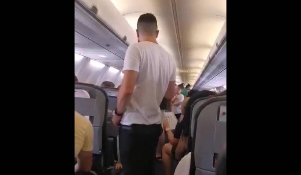 Români care zburau spre Grecia în vacanță, ținuți la 40 de grade în avion | "Ce idiot ia deciziile de a ține oamenii pe o așa caniculă închiși?” 785083