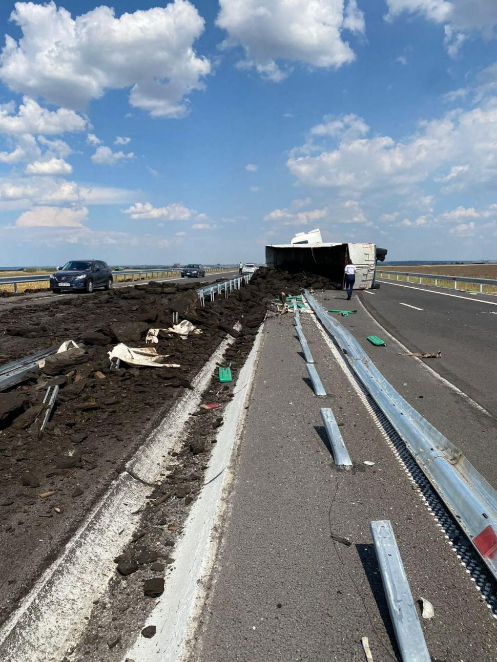 Un camion încărcat cu cărbune s-a răsturnat şi a blocat complet traficul pe drumul expres Slatina-Piteşti 785293