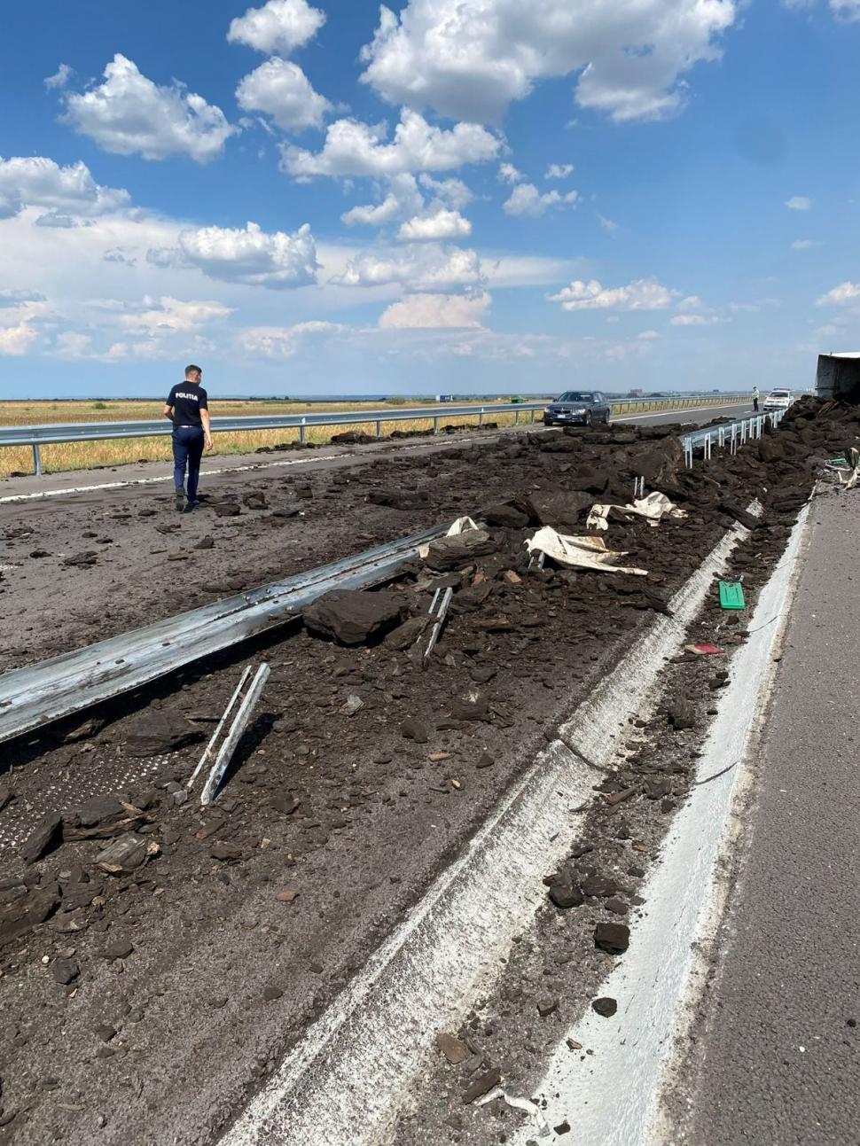 Un camion încărcat cu cărbune s-a răsturnat şi a blocat complet traficul pe drumul expres Slatina-Piteşti 785295
