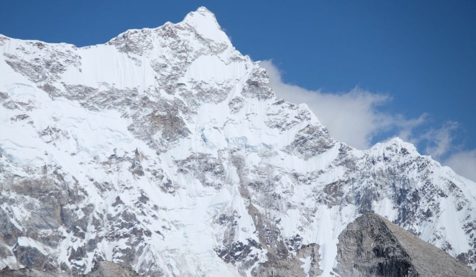 Cel mai înalt munte pe care nu a ajuns picior de om niciodată. De ce este Gangkhar Puensum muntele "interzis"