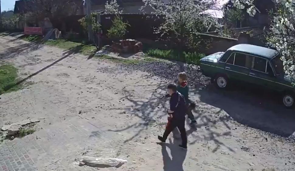 Scenariul unei drame perfecte: doi copii, un lansator de grenade și un pistol mitralieră. S-a întâmplat în regiunea Herson din Ucraina 785258