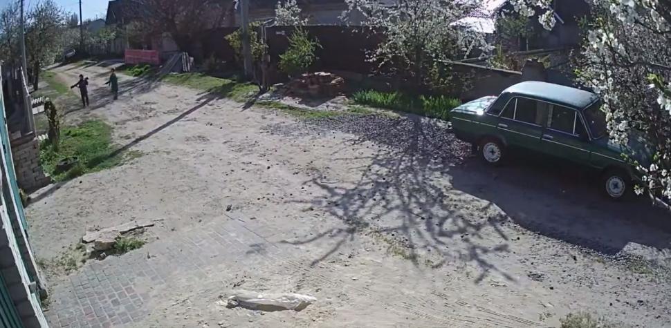 Scenariul unei drame perfecte: doi copii, un lansator de grenade și un pistol mitralieră. S-a întâmplat în regiunea Herson din Ucraina 785259