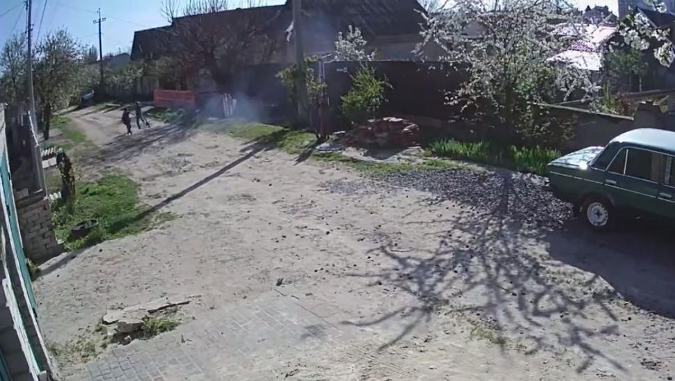 Scenariul unei drame perfecte: doi copii, un lansator de grenade și un pistol mitralieră. S-a întâmplat în regiunea Herson din Ucraina 785260