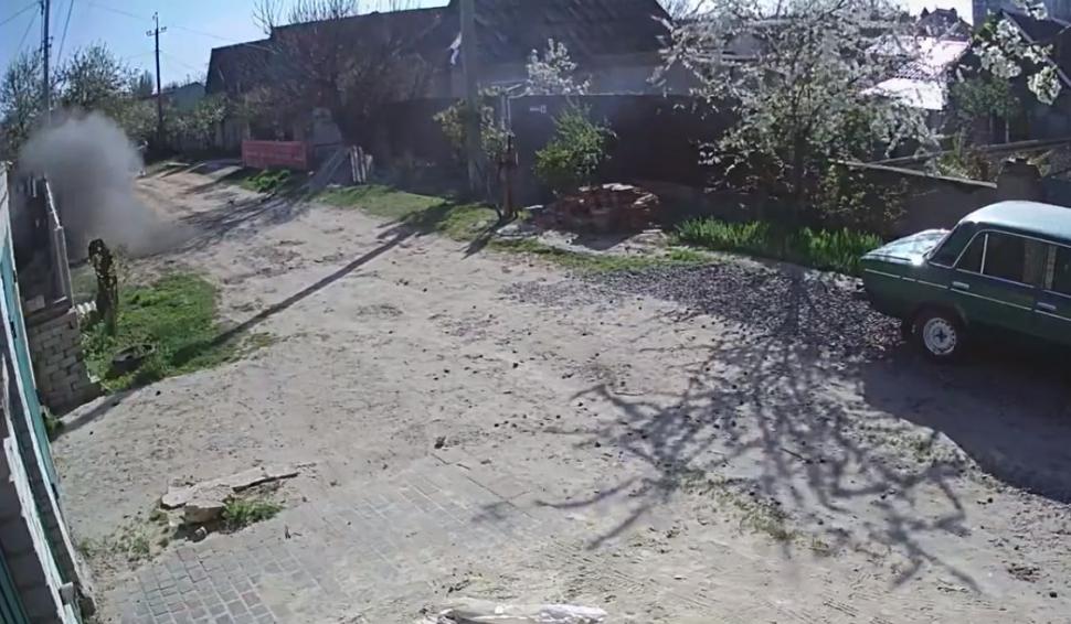 Scenariul unei drame perfecte: doi copii, un lansator de grenade și un pistol mitralieră. S-a întâmplat în regiunea Herson din Ucraina 785261