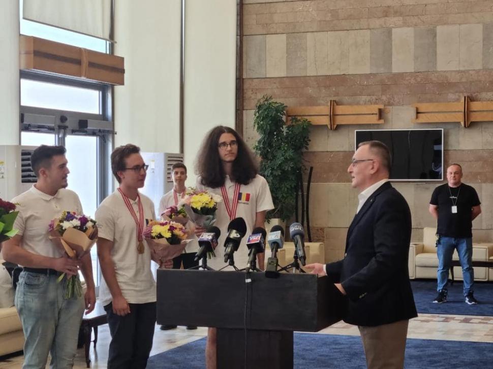 Elevii care au ridicat România în topul mondial la Olimpiada Internațională de Informatică s-au întors acasă | Reacţia ministrului Educaţiei  785336