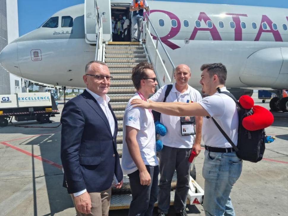 Elevii care au ridicat România în topul mondial la Olimpiada Internațională de Informatică s-au întors acasă | Reacţia ministrului Educaţiei  785337