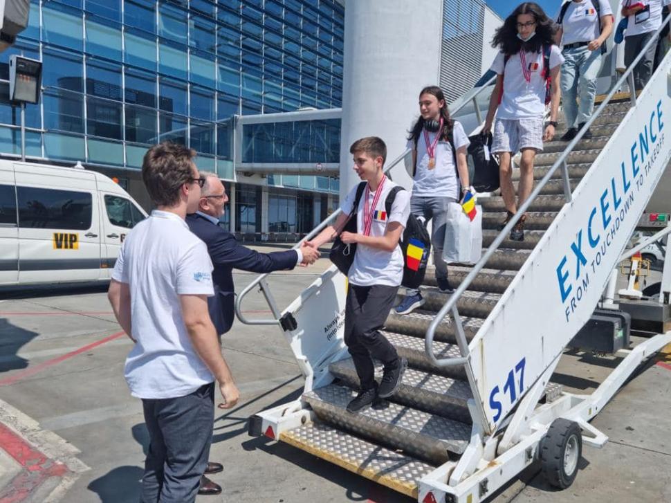 Elevii care au ridicat România în topul mondial la Olimpiada Internațională de Informatică s-au întors acasă | Reacţia ministrului Educaţiei  785339