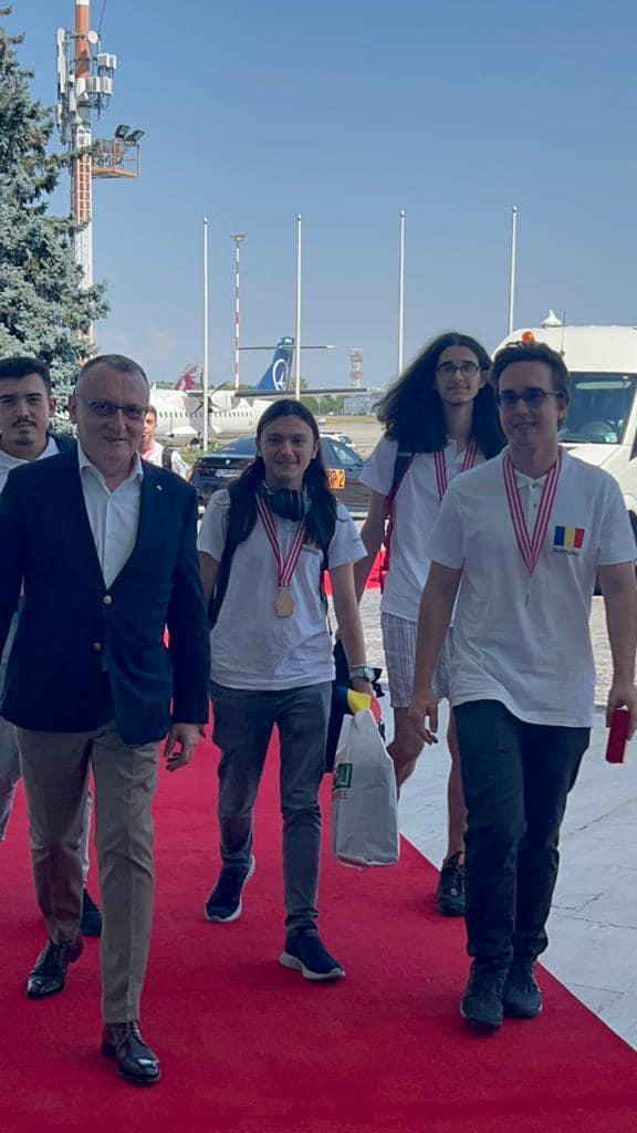 Elevii care au ridicat România în topul mondial la Olimpiada Internațională de Informatică s-au întors acasă | Reacţia ministrului Educaţiei  785340
