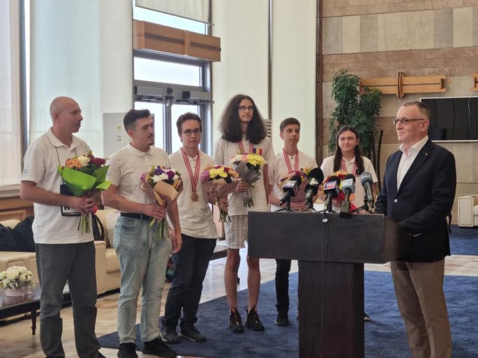Elevii care au ridicat România în topul mondial la Olimpiada Internațională de Informatică s-au întors acasă | Reacţia ministrului Educaţiei  785341