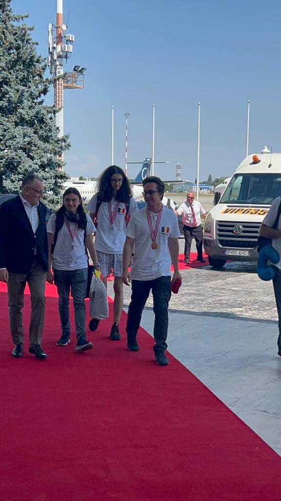 Elevii care au ridicat România în topul mondial la Olimpiada Internațională de Informatică s-au întors acasă | Reacţia ministrului Educaţiei  785342